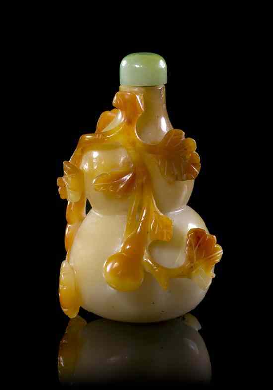 Appraisal: An Agate Double Gourd Form Snuff Bottle the main body