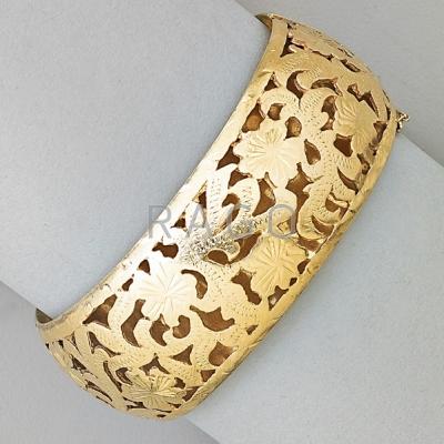 Appraisal: K YELLOW GOLD PIERCED HINGED BRACELET CUFF Pierced and engraved