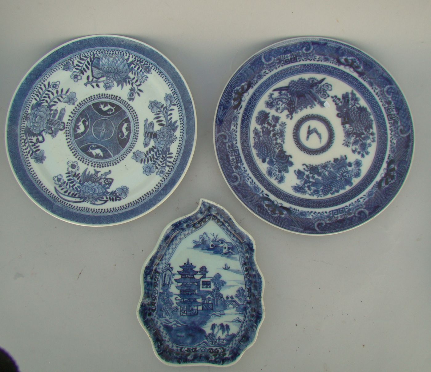 Appraisal: THREE PIECES OF BLUE AND WHITE CHINESE EXPORT PORCELAIN First