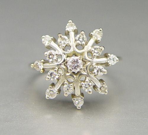 Appraisal: K DIAMOND SNOWFLAKE SPARKLE RING K white gold ring contains