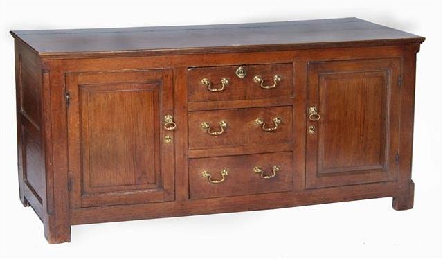 Appraisal: AN TH CENTURY OAK DRESSER with rectangular top and canted