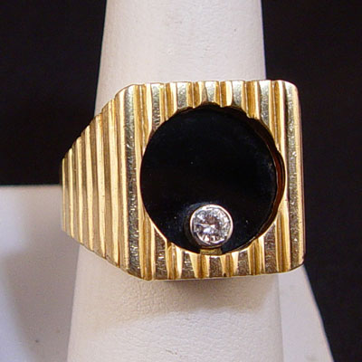 Appraisal: K MENS DIAMOND ONYX SPINNER RING One brilliant cut diamond