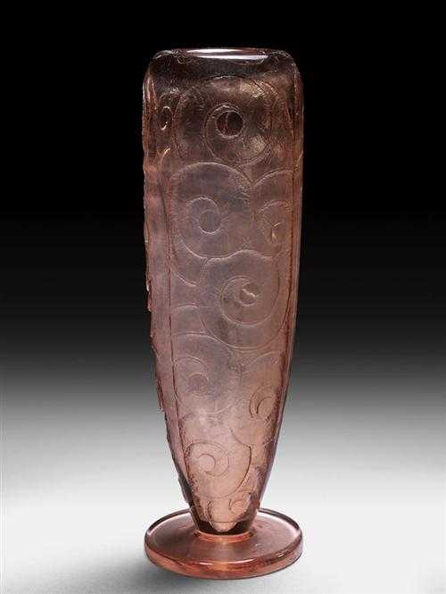 Appraisal: SCHNEIDER VASE vers Verre rose grav l'acide De forme allong