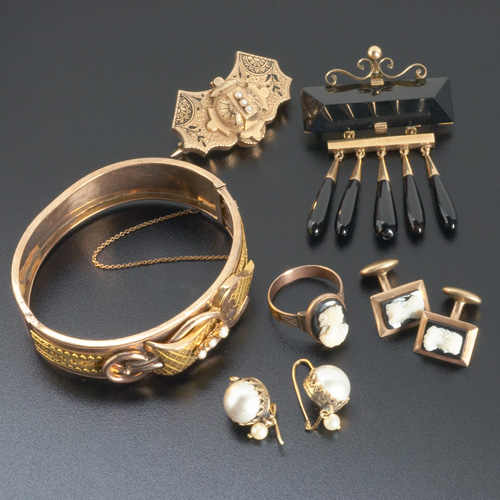 Appraisal: Victorian gold jewelry group with gold and mabe pearl earrings