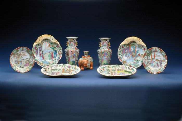 Appraisal: PAIR OF CHINESE EXPORT PORCELAIN MANDARIN DECORATED KIDNEY-SHAPED SERVING DISHES