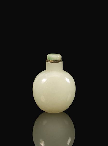 Appraisal: A white nephrite jade snuff bottle th Century Of compressed