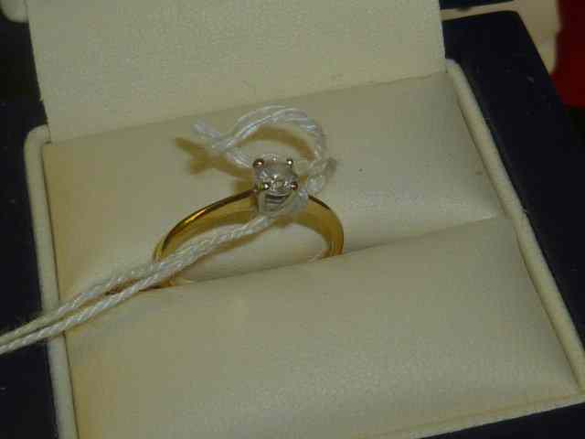 Appraisal: A LADIES RING with solitaire diamond setting approx of a