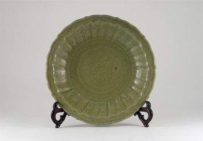 Appraisal: A Chinese Longquan celadon lotus-shaped dish moulded with flutes and