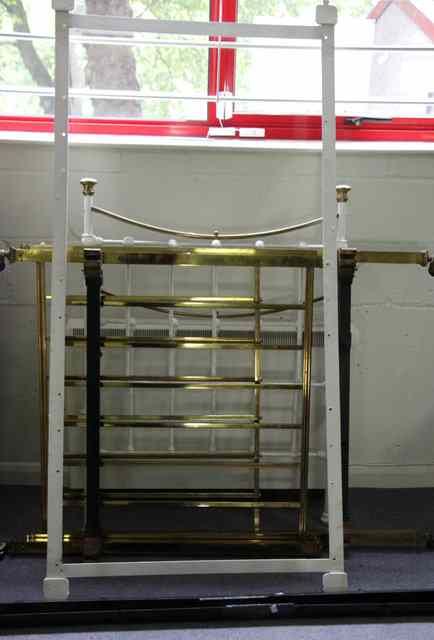 Appraisal: A brass rail back bedstead with side irons and a