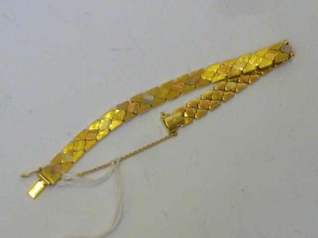 Appraisal: AN CT GOLD BRACELET with textured links long g