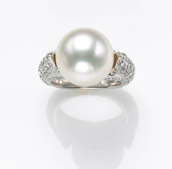 Appraisal: A South Sea cultured pearl diamond and k white gold