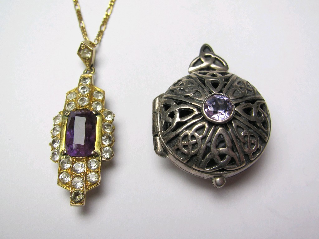 Appraisal: Lot comprising an Edwardian yellow metal stone set pendant on