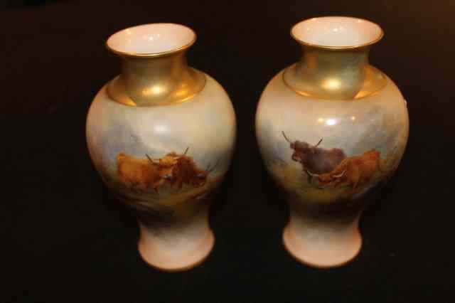 Appraisal: A PAIR OF WORCESTER VASES of baluster form with gilt