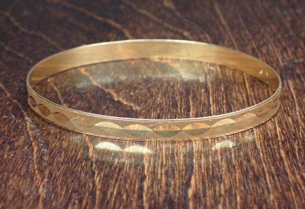 Appraisal: EIGHTEEN KARAT YELLOW GOLD BANGLE BRACELET The round k gold