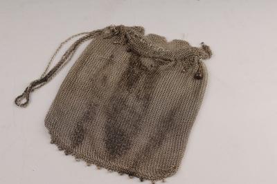 Appraisal: A silver mesh evening bag with draw strings and tasselled