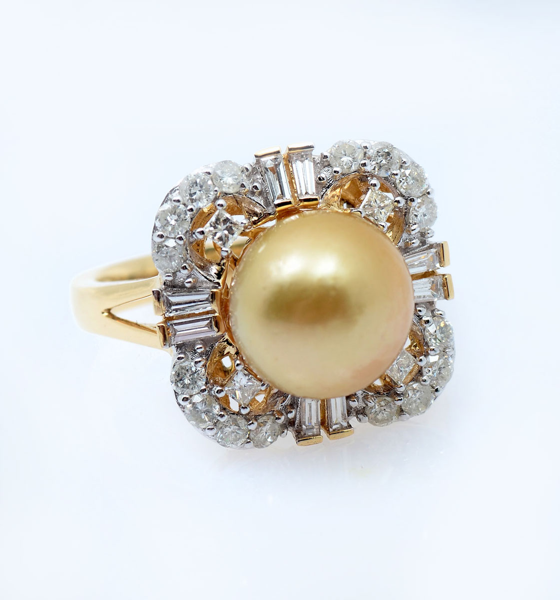 Appraisal: K SOUTH SEA GOLDEN PEARL DIAMOND RING mm South Sea