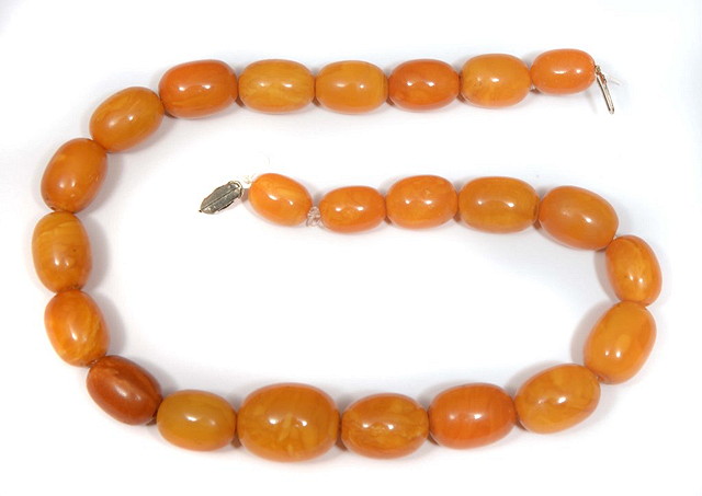 Appraisal: A GRADUATED AMBER BEAD NECKLACE grams