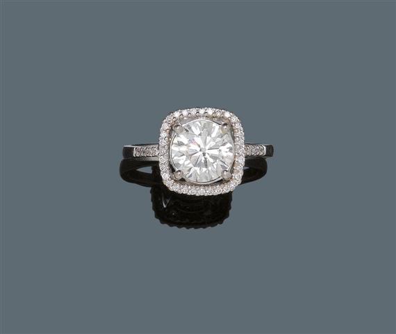 Appraisal: DIAMOND RING White gold Decorative model the top set with