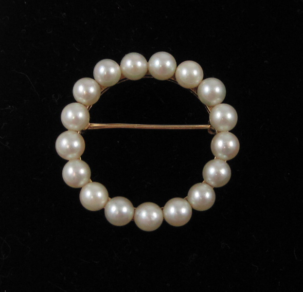 Appraisal: PEARL AND FOURTEEN KARAT GOLD BROOCH The yellow gold open