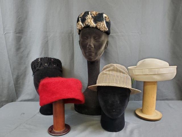 Appraisal: Group of vintage hats including a black felt pill box