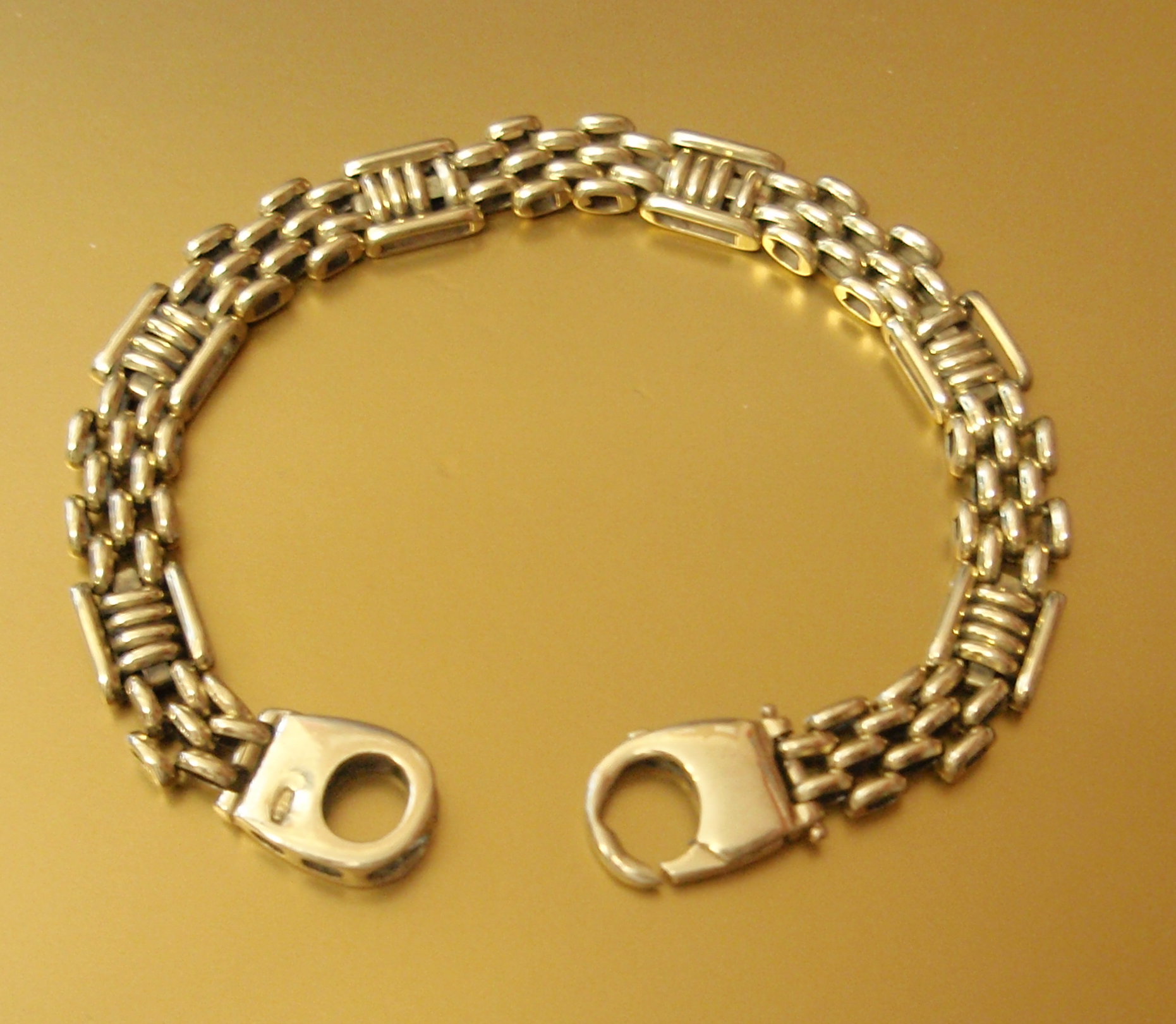 Appraisal: A yellow metal gate bracelet stamped g