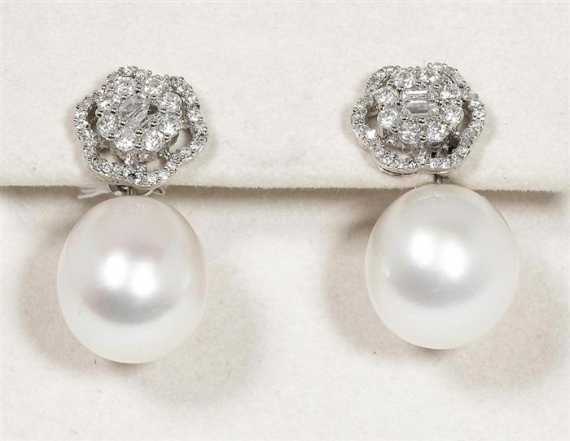 Appraisal: PEARL AND DIAMOND STUD EARRINGS White gold Very elegant stud