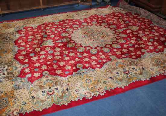 Appraisal: A 's Kirman carpet with central foliate medallion within a