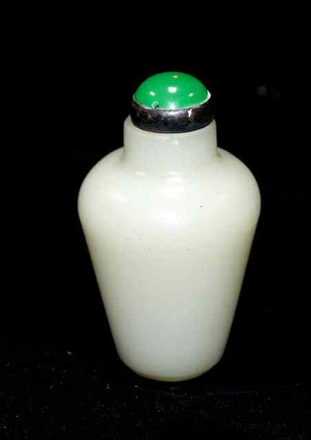 Appraisal: A CHINESE PALE GREEN JADE SNUFF BOTTLE AND STOPPER of