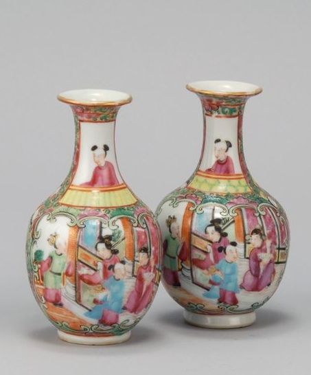 Appraisal: PAIR OF CHINESE EXPORT ROSE MEDALLION PORCELAIN CABINET VASES Mid-