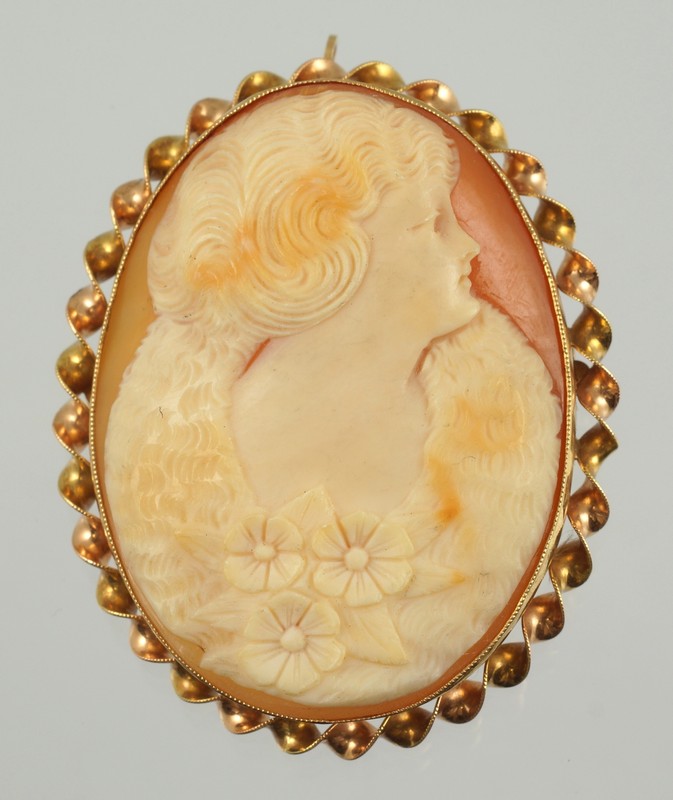 Appraisal: K YG carved shell cameo woman in fur collar h