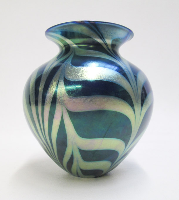 Appraisal: LUNDBERG STUDIOS IRIDESCENT ART GLASS VASE Royal Zebra Heart design