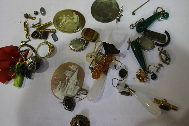 Appraisal: A SMALL COLLECTION OF MISCELLANEOUS JEWELLERY including two carved cameos