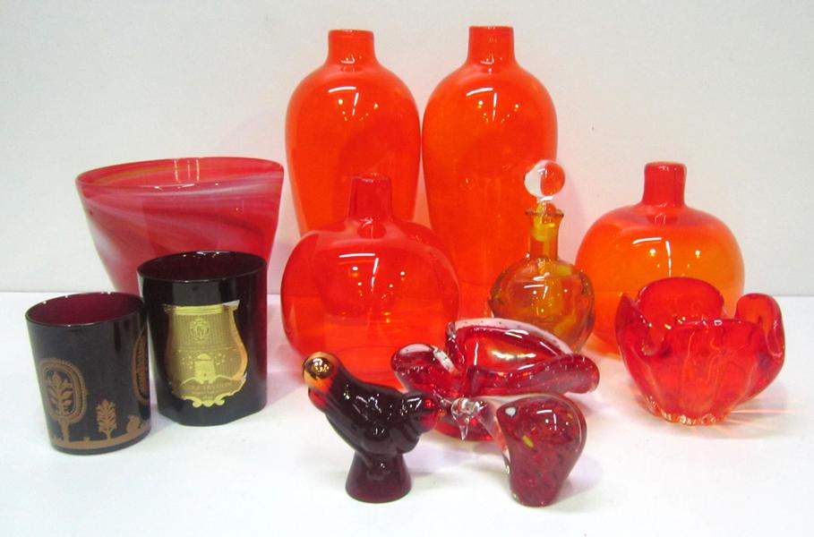 Appraisal: A COLLECTION OF ORANGE ART GLASS VASES A COLLECTION OF