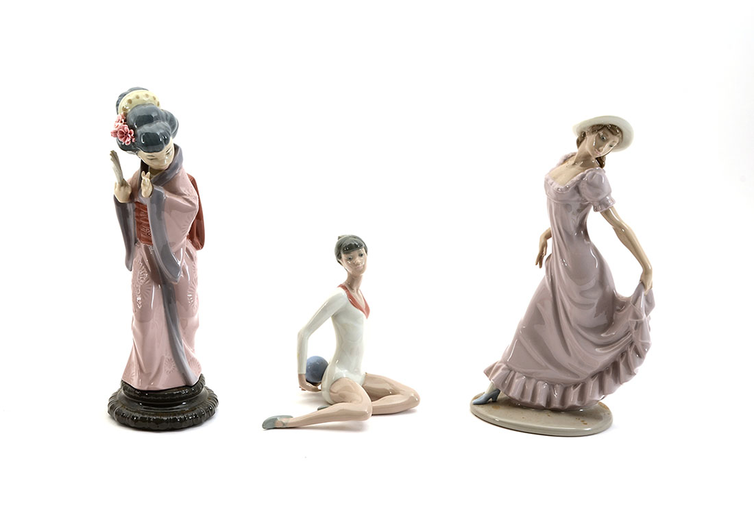 Appraisal: PIECES LLADRO NAO FIGURINES pieces total to include Chrysanthemum Timid