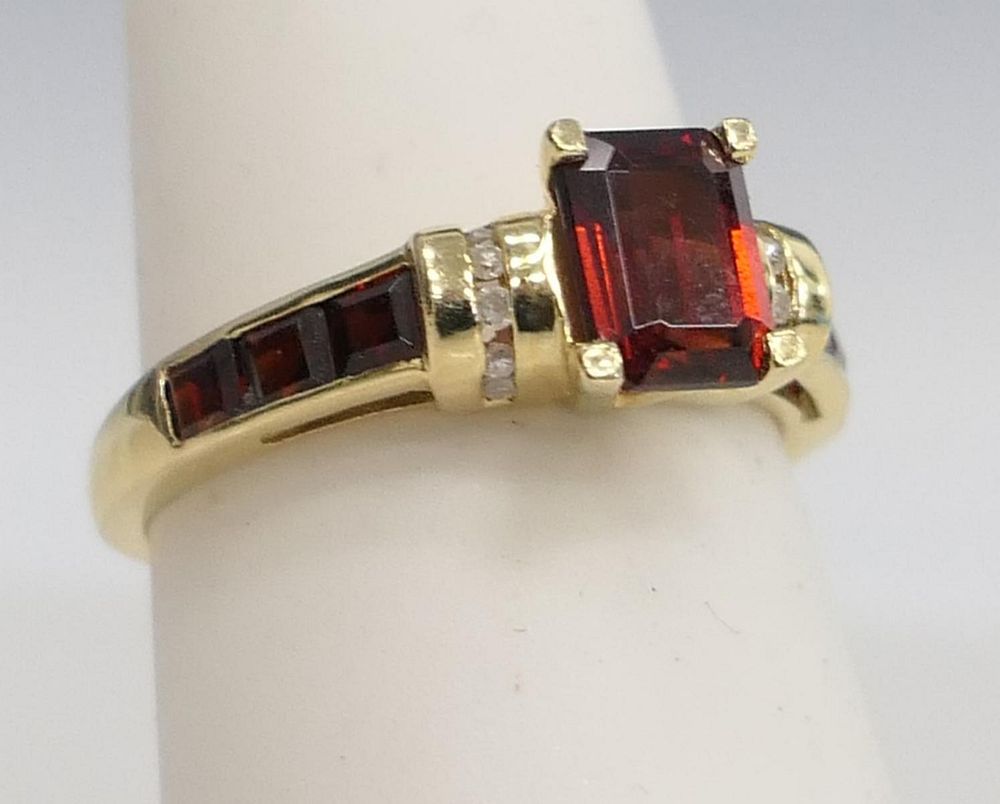 Appraisal: LADIES K YELLOW GOLD DIAMONG GARNET RING Women's estate k