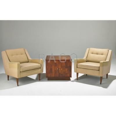 Appraisal: SELIG Pair of lounge chairs and two-door end table USA