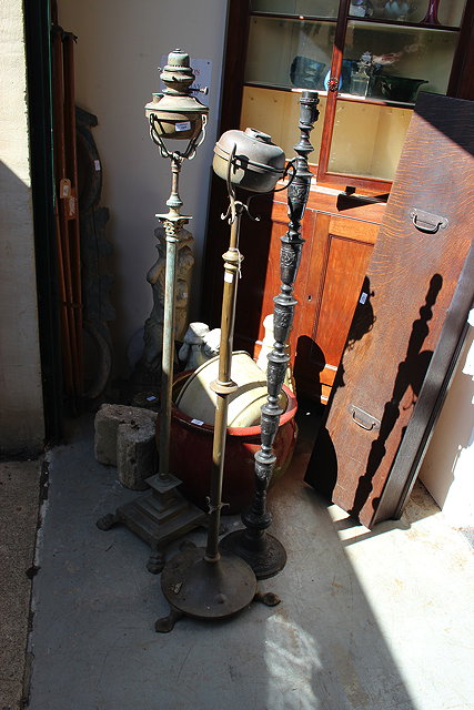 Appraisal: AN OLD BRASS FLOOR STANDING OIL LAMP Corinthian column support