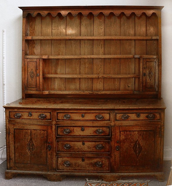 Appraisal: A GEORGIAN OAK DRESSER fitted with open plate rack lower