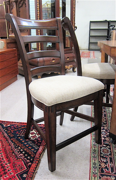 Appraisal: SET OF FOUR LADDER-BACK DINING CHAIRS Pulaski Furniture Co recent