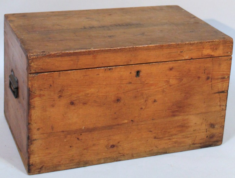 Appraisal: A stripped and polished pine military trunk the rectangular lid