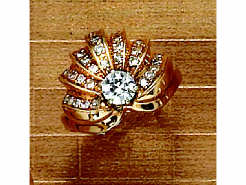 Appraisal: DIAMOND RING k gold with shell design set with one