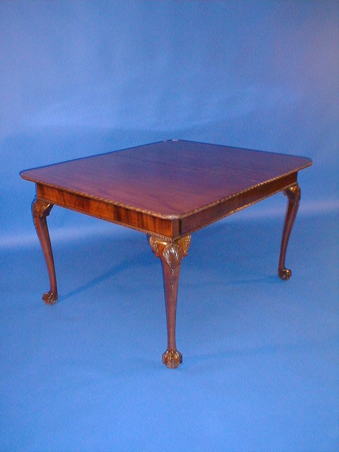 Appraisal: A mahogany pull out dining table with moulded rounded rectangular