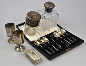 Appraisal: A silver-topped smelling salts bottle to w a scent bottle