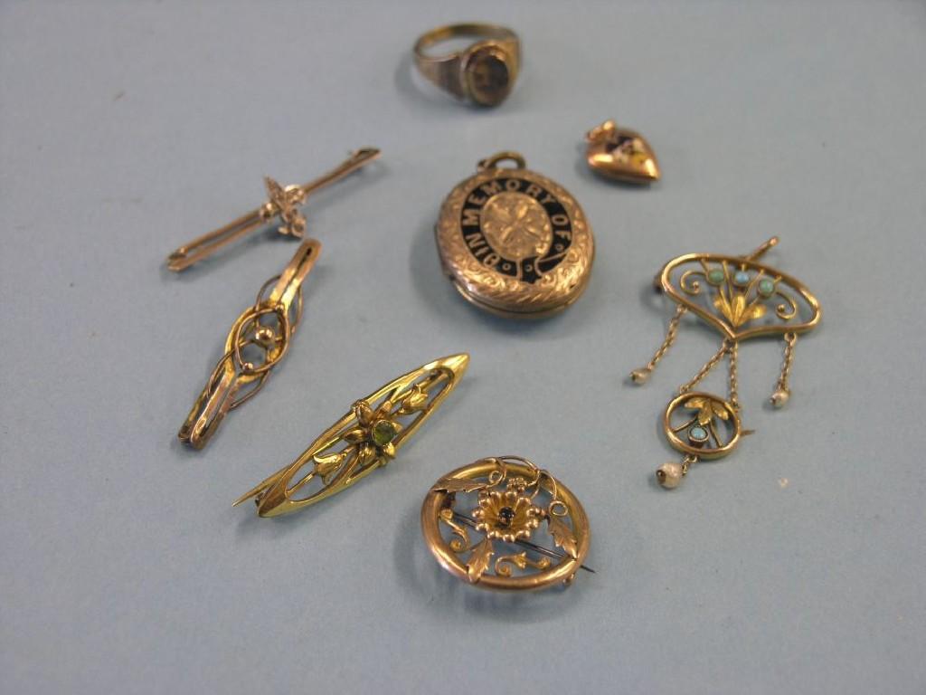 Appraisal: Four Victorian gold-yellow metal brooches two similar pendants ct engraved