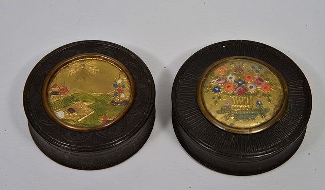 Appraisal: A TH CENTURY PAPIER MACHE SNUFF BOX the top inset