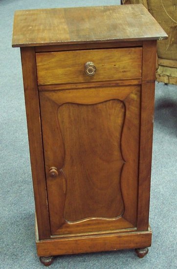 Appraisal: A mahogany bedside cupboard fitted a drawer cm wide