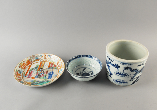 Appraisal: Three Pieces of Asian Porcelain a small blue and white