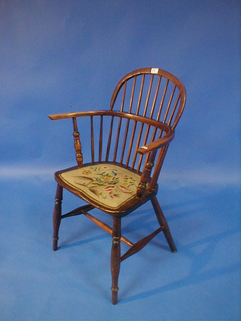 Appraisal: A thC ash and elm low back spindle Windsor chair