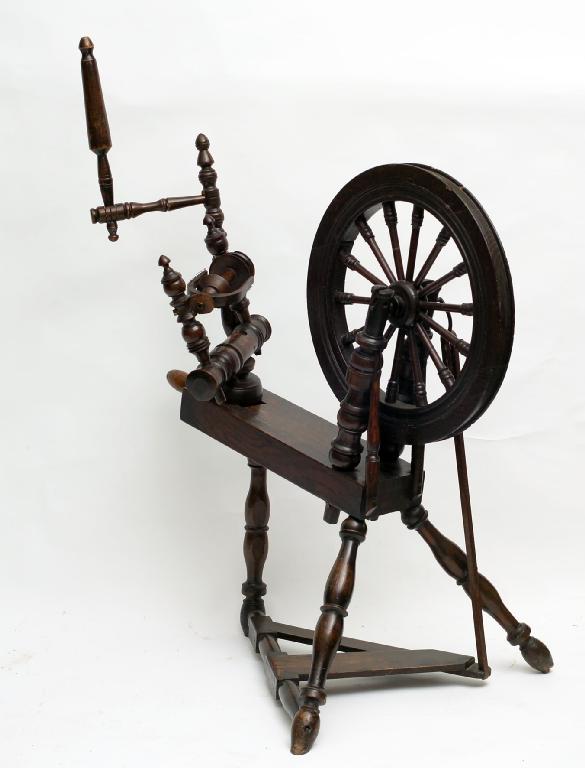 Appraisal: th CENTURY OAK SPINNING WHEEL with well turned spindle spokes