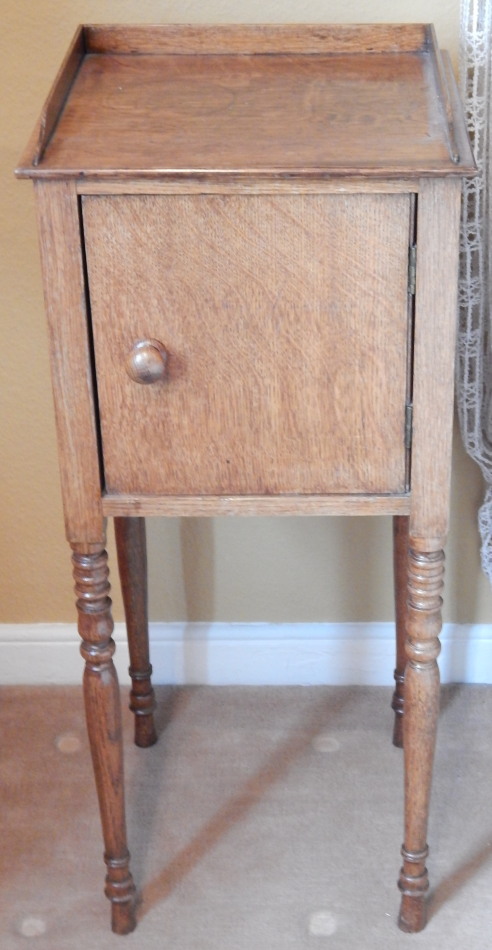 Appraisal: A Victorian oak pot cupboard with a three quarter gallery